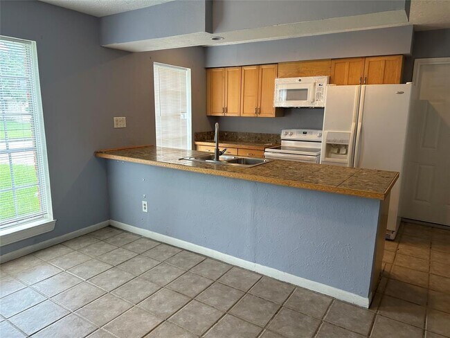 Building Photo - 16610 La Avenida Dr