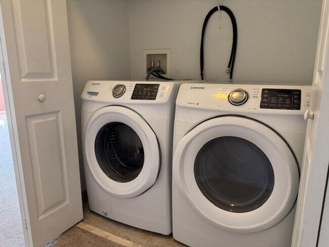 Building Photo - Townhome In St Cloud For Rent with  4 Bedr...