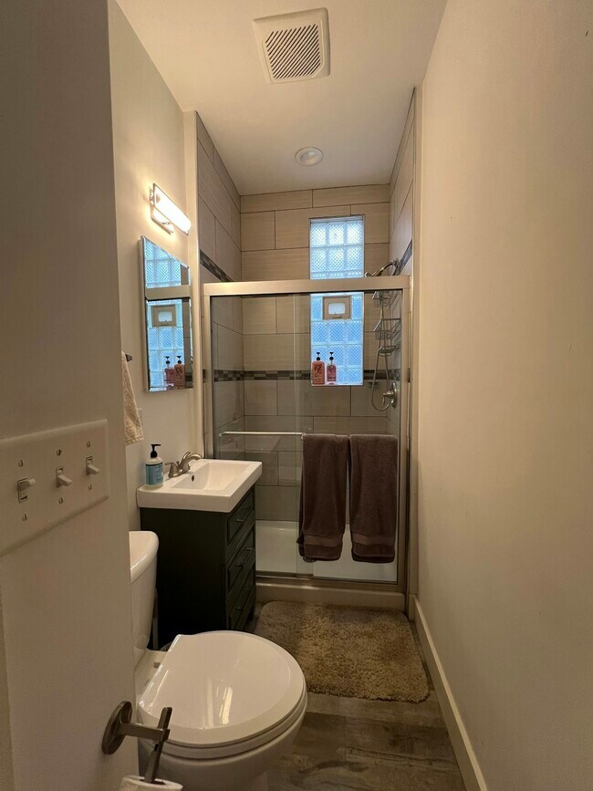 Building Photo - 1916 N Rockwell St