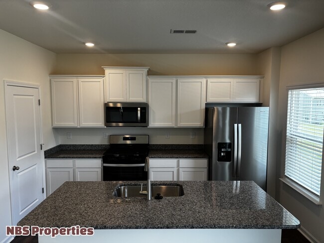 Building Photo - 935 Utopia Ln
