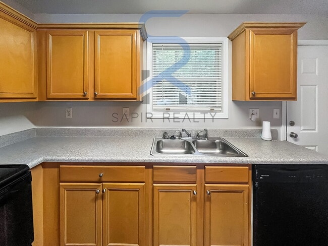 Building Photo - Move in before November 15th and choose yo...