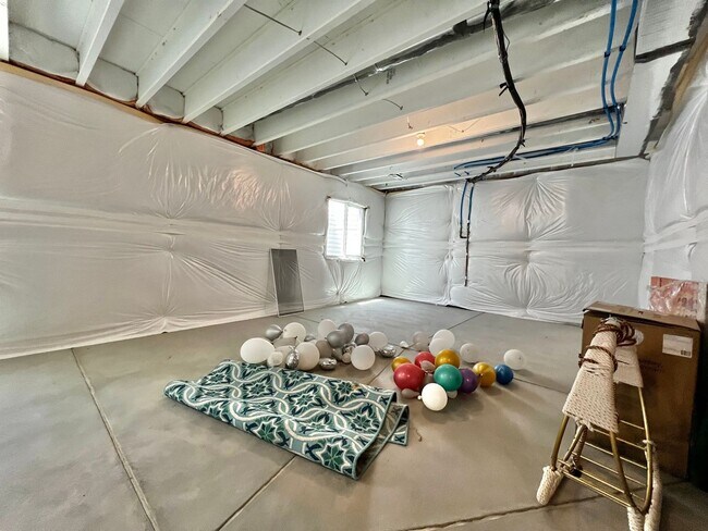 Building Photo - 4 Bed 3 Bath Available August 1st in Windsor!!!