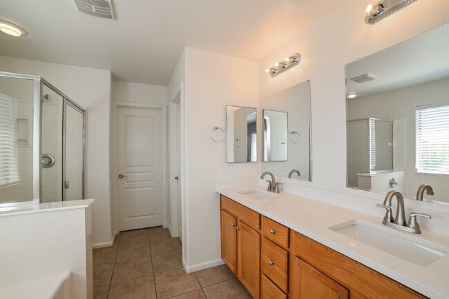 Building Photo - 11809 W Belmont Dr