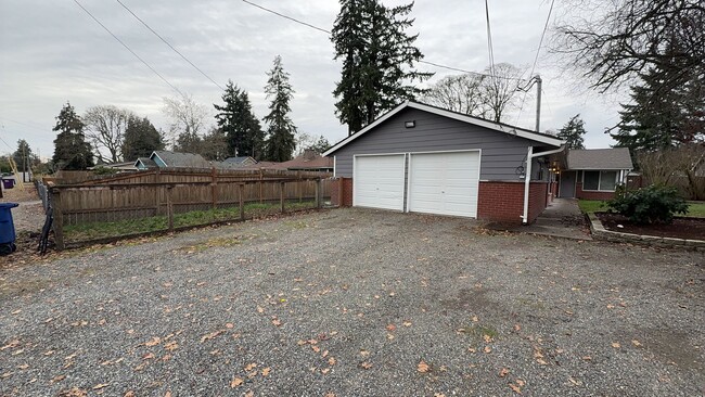 Building Photo - Cozy upgraded 2 bedroom duplex w/ attached 1 car garage in Lakewood available now!