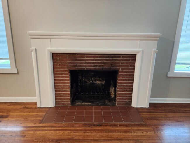 Building Photo - Spacious 3-Bedroom, 1-Bathroom Home AVAILABLE NOW!!
