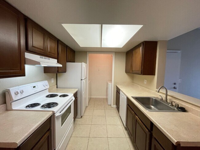 Building Photo - 2 Bedroom and 1 Bathroom South Reno Condo