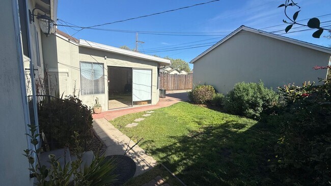 Building Photo - Charming Hayward Park Residence