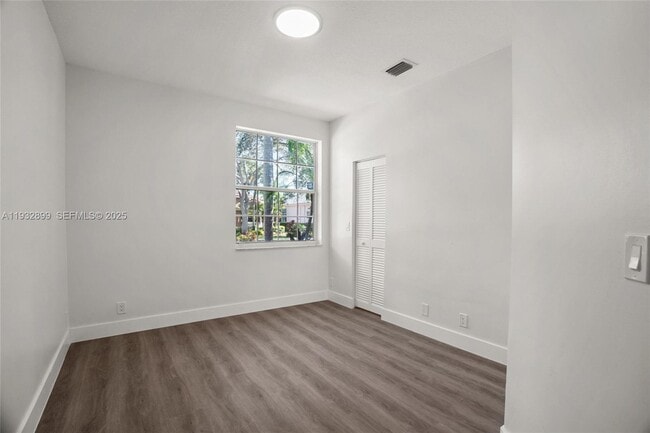 Building Photo - 2611 Oakbrook Ln