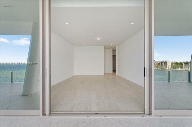 Building Photo - 5 Grove Isle Dr