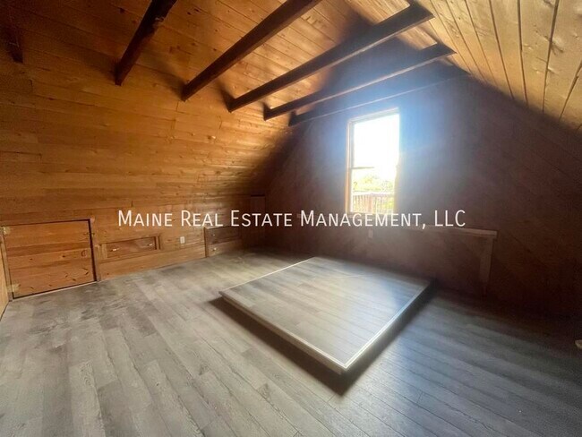 Building Photo - 554 S Main St