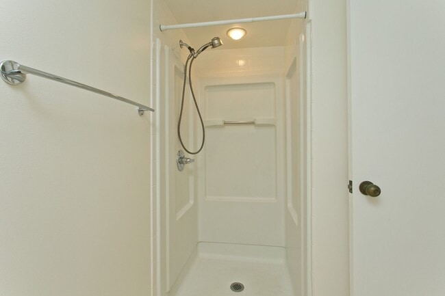 Building Photo - Available NOW ! 2/2/2 in town! Beautiful a...