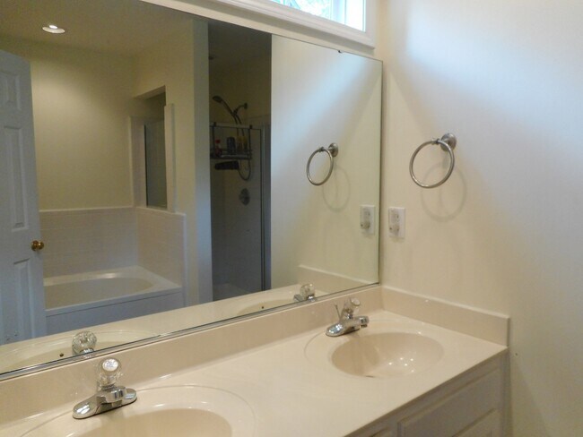 Building Photo - Beautiful Home in Northwest Greensboro