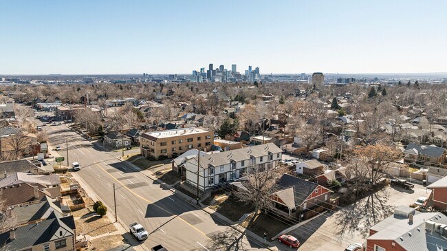 Building Photo - Charming 3 Bedroom Townhome in Highlands Neighborhood