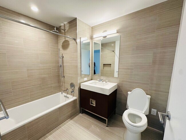 Building Photo - 99 Hudson St