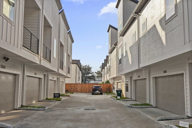 Building Photo - 6740 Peerless St