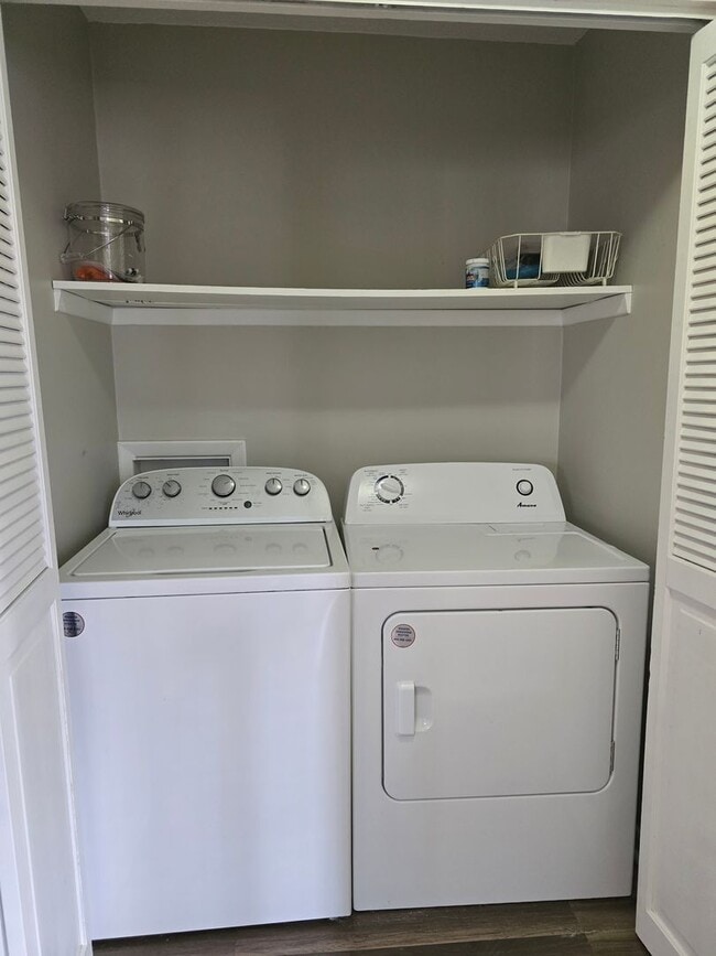 Building Photo - New Listing!!