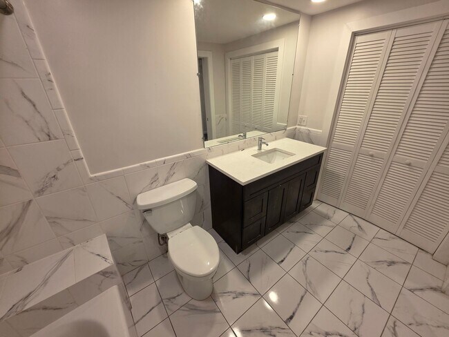 Building Photo - Newly Renovated 3 Bedroom Apartment - Poug...