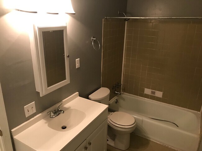 Building Photo - Patio Style Condo Home - Rent Ready