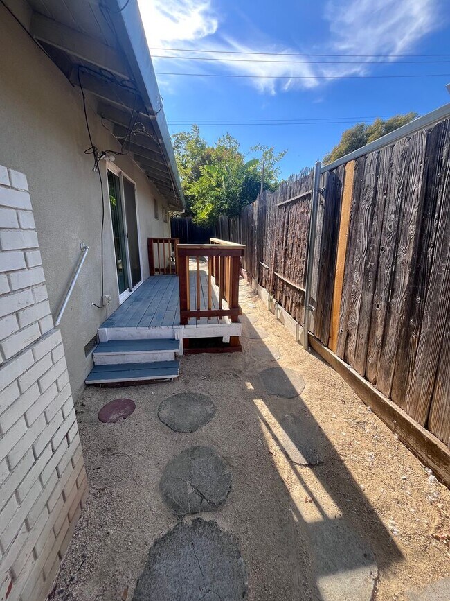 Building Photo - NICE UPDATED DUPLEX IN FAIR OAKS!!
