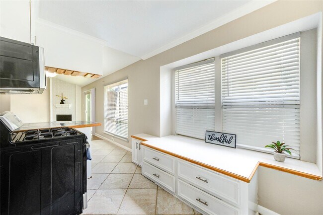 Building Photo - 5255 Beaverbrook Dr