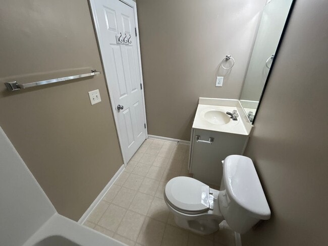 Building Photo - 2 Bed | 2.5 Bath End Unit Townhome in Rale...