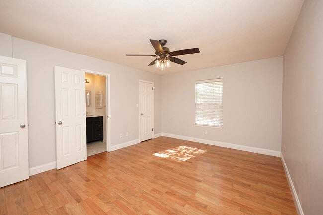 Building Photo - 243 Parkwood Cir