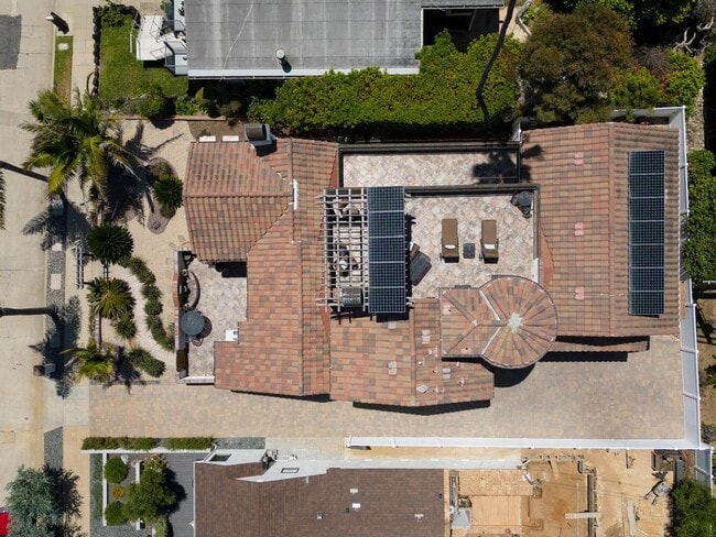 Building Photo - Prestigious Ocean View Retreat – Fully Rem...