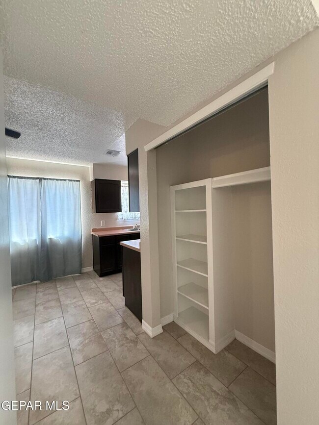 Building Photo - 955 Versailles Dr