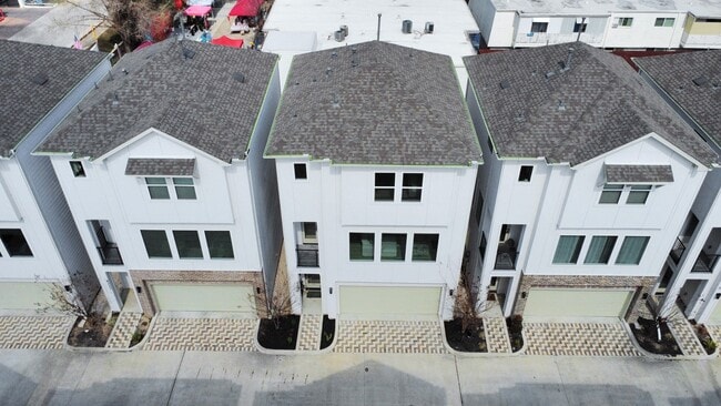 Building Photo - 8320 Brecha Ln