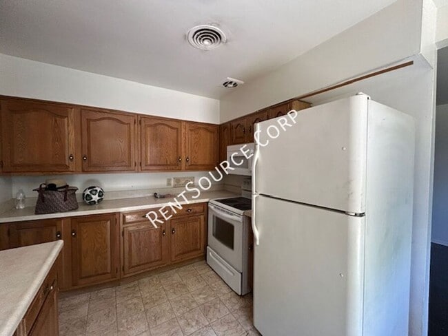 Building Photo - 822 W Ave J 9