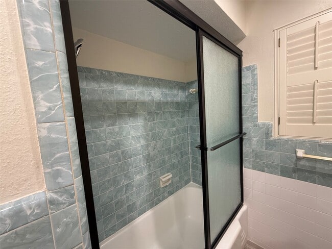 Building Photo - 822 Hidden Valley Dr