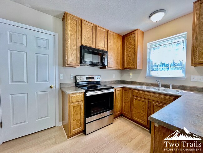 Building Photo - 3 BED/2.5 BATH TOWNHOME IN ARDEN