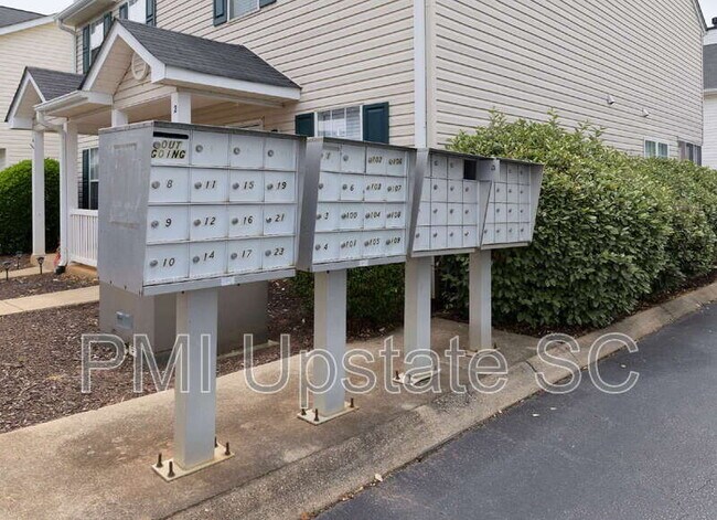 Building Photo - 12 Hayfield Ln