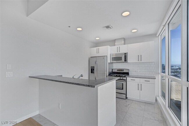 Building Photo - 4525 Dean Martin Dr