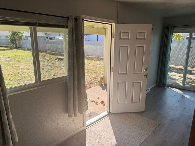Building Photo - Super cute 2 bedroom, 1 bath house!