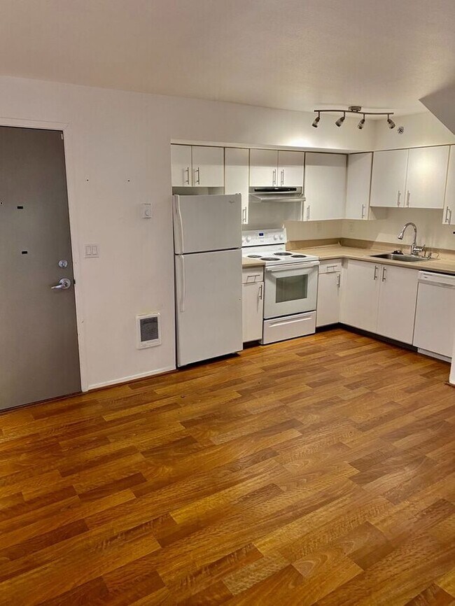 Great walkable area. Pets 2250 NW Kearney St Portland OR