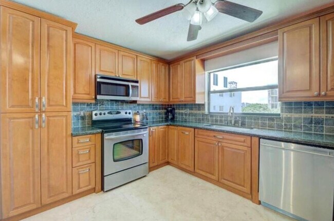 Building Photo - 1975 SE 3rd St