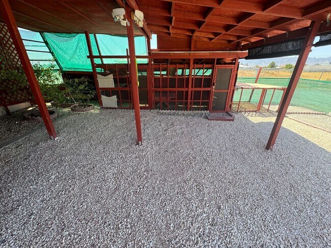 Building Photo - Charming 3-bedroom home located in the picturesque town of Pahrump!