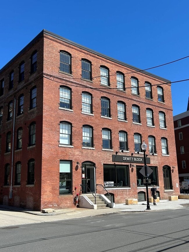Building Photo - Bright Studio Apartment - Brattleboro, VT. $1450/month, 425 sq.ft. ALL UTILITIES INCLUDED- Availa...
