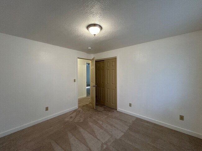 Building Photo - 4 Bedroom / 2 Bathroom Home in SW Redmond