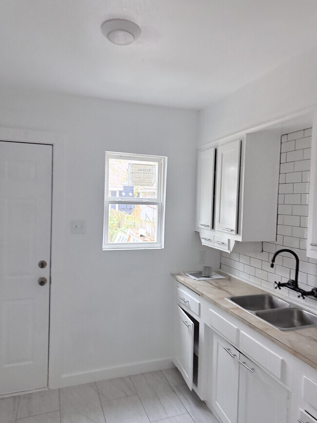 Building Photo - 620 N Walnut St