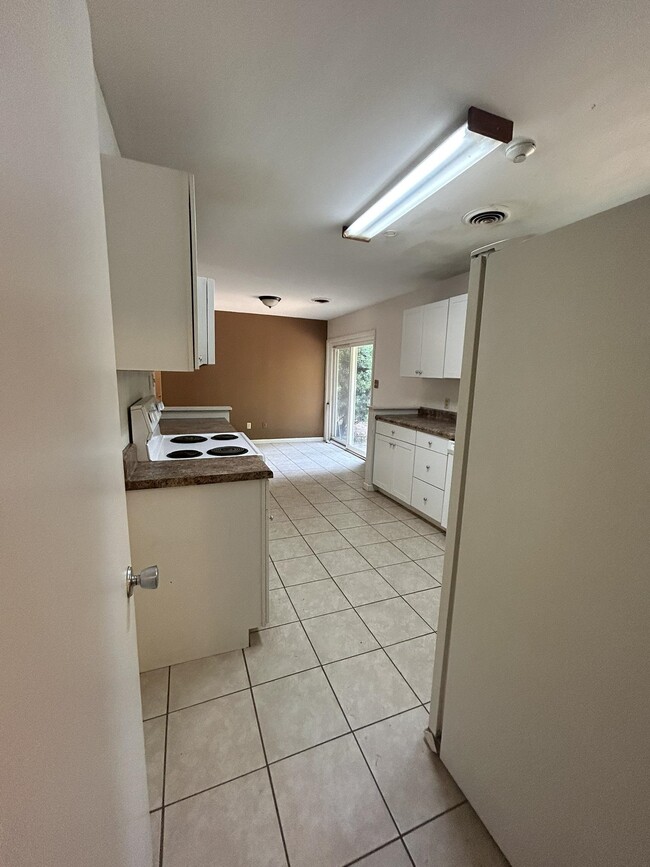 Building Photo - 811 Bahama Dr