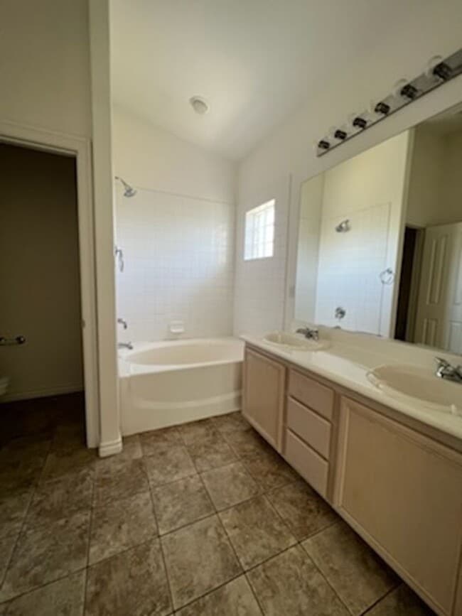 Building Photo - 4 Bedroom Located in Lamplight!