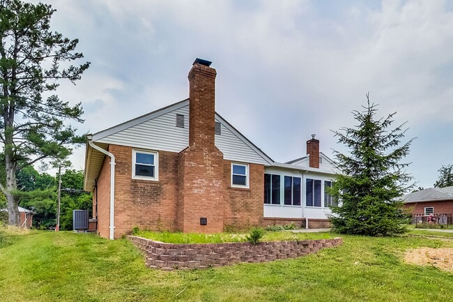 Building Photo - 5 Bed / 3 Bath / deep lot/ 2 driveways and...