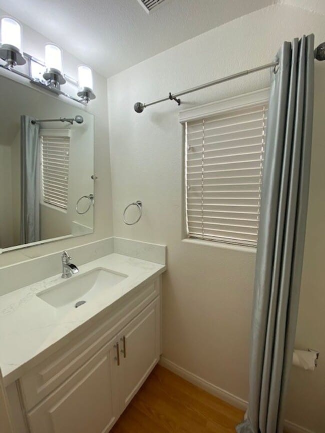 Building Photo - Unique Single Family 2/2 home