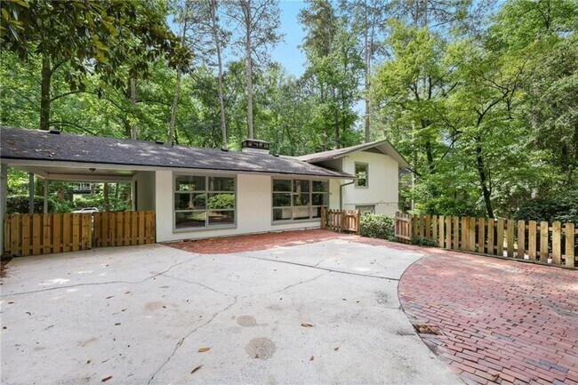 Building Photo - 2800 Mornington Dr NW