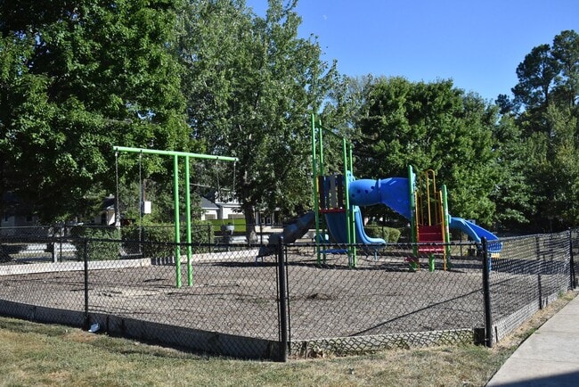 Building Photo - North Stafford End Unit Townhome !!