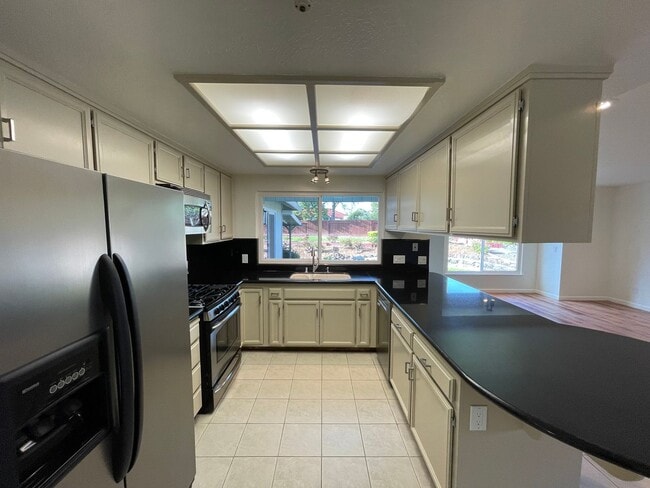 Building Photo - Spacious three bedroom home in desirable Windsor neighborhood!