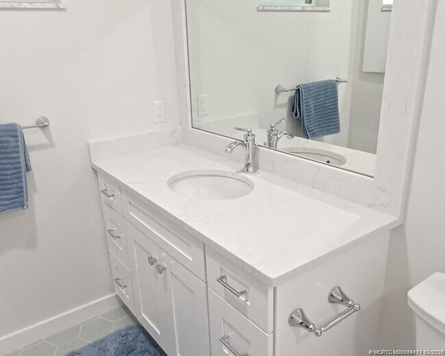 Building Photo - 3543 SE Fairway E