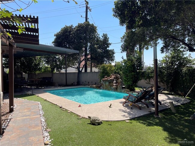 Building Photo - 15 N 43rd St